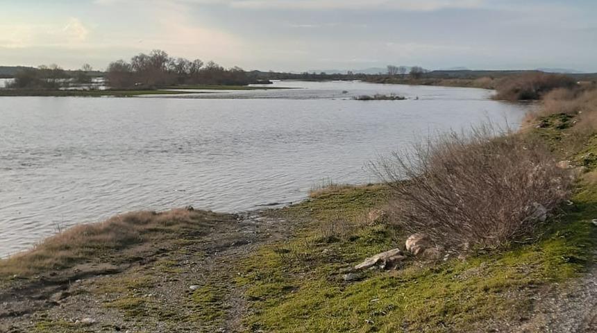 Çanakkale'de Karamenderes Çayı'ndaki taşkın nedeniyle tarlalar su altında kaldı