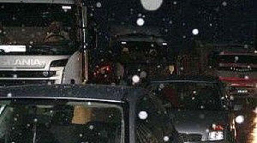 Flaş...Binlerce kişi mahsur kaldı