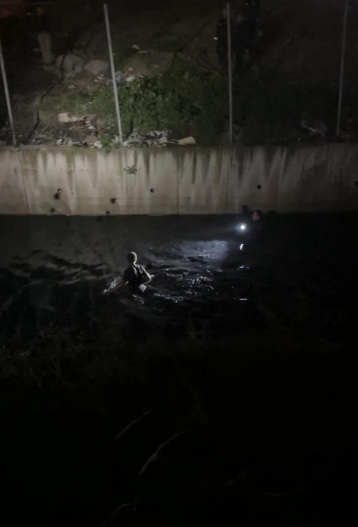 Ekiplere su sıçratarak kaçmaya çalıştı! Polisten kaçarken dereye atlayan yabancı uyruklu 4 saat boyunca çıkmadı G2