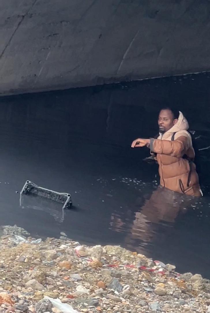 Ekiplere su sıçratarak kaçmaya çalıştı! Polisten kaçarken dereye atlayan yabancı uyruklu 4 saat boyunca çıkmadı G1
