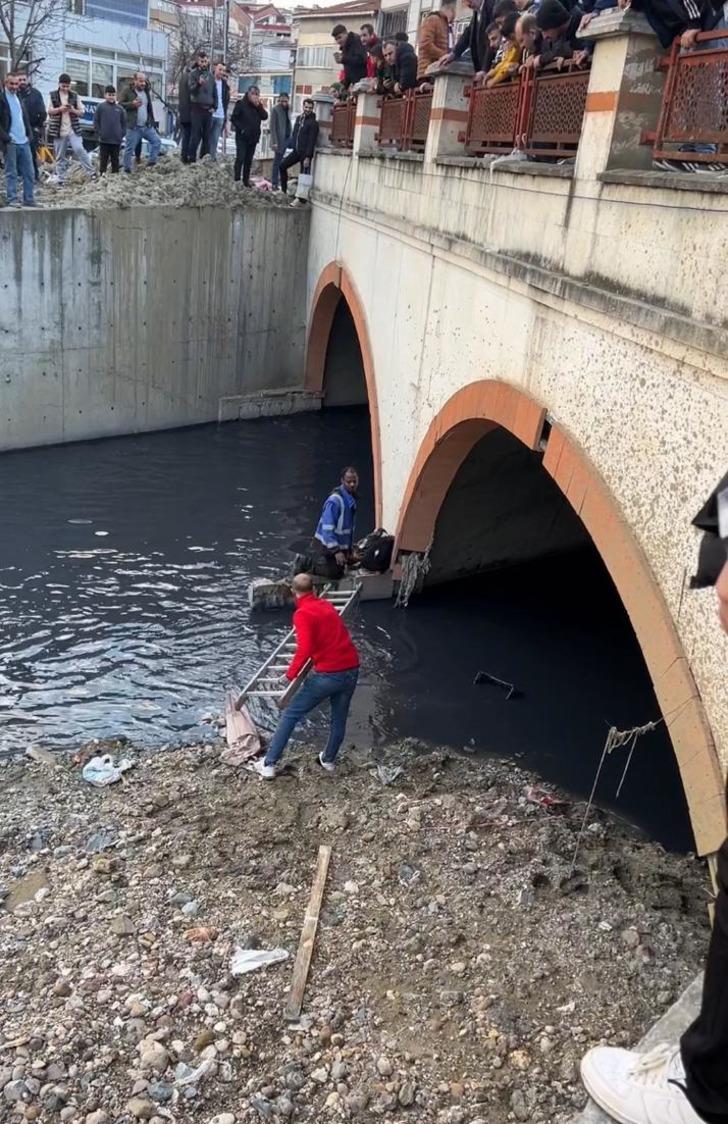 Ekiplere su sıçratarak kaçmaya çalıştı! Polisten kaçarken dereye atlayan yabancı uyruklu 4 saat boyunca çıkmadı G3