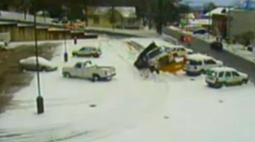 Yol kamyonu b&ouml;yle yuttu!