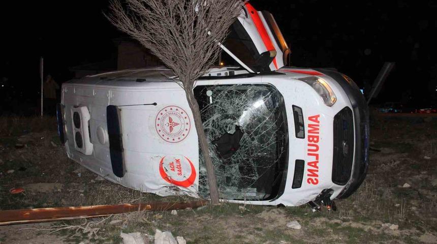 Otomobille çarpışan ambulans devrildi: 5 yaralı