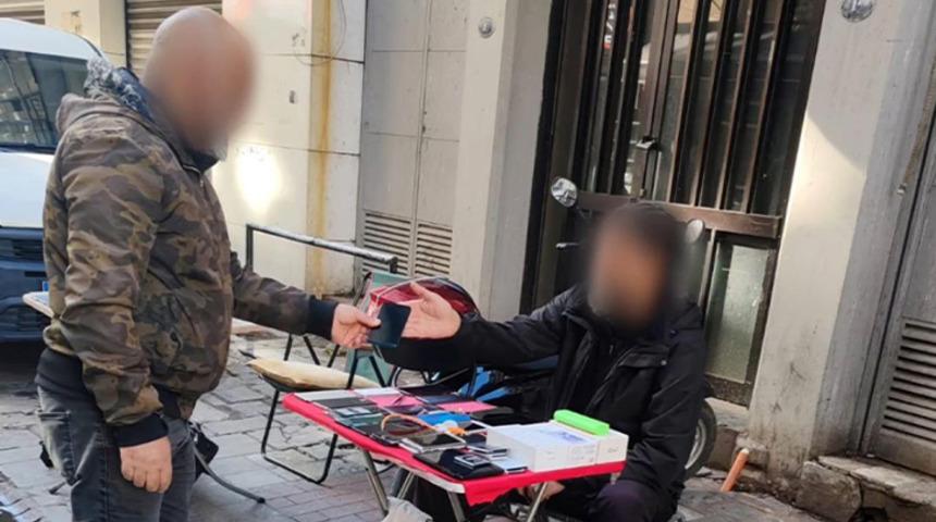 Çalıntı telefon satmaya çalışırken sivil polislere yakalandı!