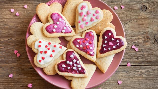 Sevgililer Günü'nü tatlandıran nefis bir lezzet: Sevgililer Günü'ne özel kalpli kurabiye tarifi! Kalpli kurabiye nasıl yapılır?