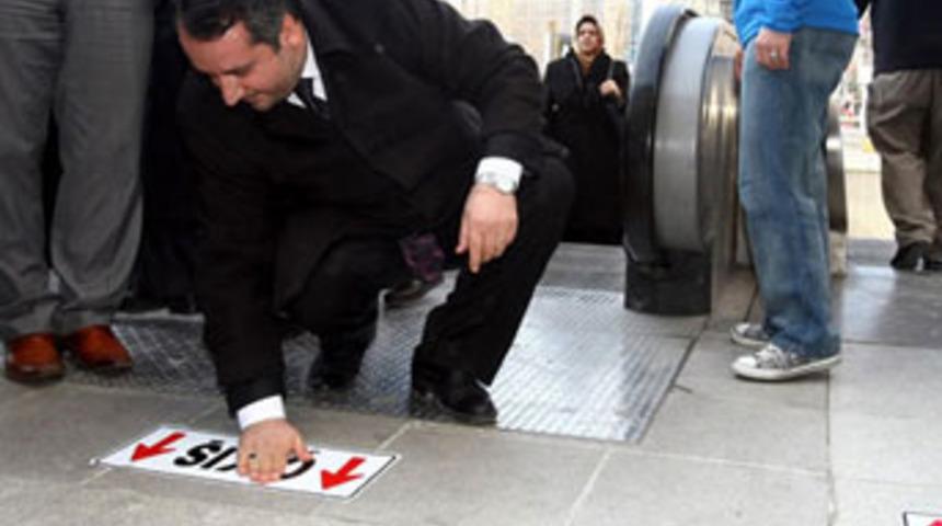 Yürüyen merdivenlere iniş-çıkış levhası!