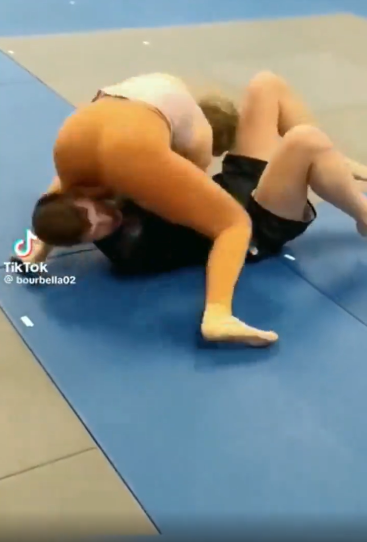 Erkek ve kadın güreşçinin antrenmanı çok konuşuldu! Sosyal medyadan yorum yağdı... 'Nefes bile aldırmadı aferin kadına' G1