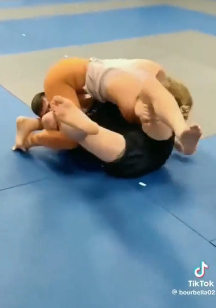 Erkek ve kadın güreşçinin antrenmanı çok konuşuldu! Sosyal medyadan yorum yağdı... 'Nefes bile aldırmadı aferin kadına' G2