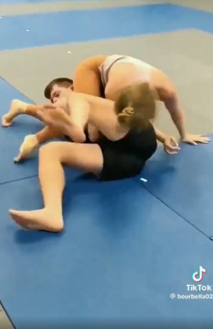 Erkek ve kadın güreşçinin antrenmanı çok konuşuldu! Sosyal medyadan yorum yağdı... 'Nefes bile aldırmadı aferin kadına' G3