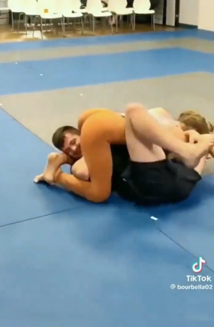 Erkek ve kadın güreşçinin antrenmanı çok konuşuldu! Sosyal medyadan yorum yağdı... 'Nefes bile aldırmadı aferin kadına' G5