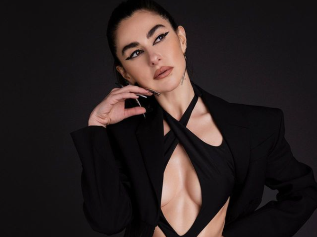 Şahane Hayatım'ın yıldızı Nesrin Cavadzade tarzıyla geceye damga vurdu! Bir bakan bir daha baktı! 'Hediye paketi gibi' 