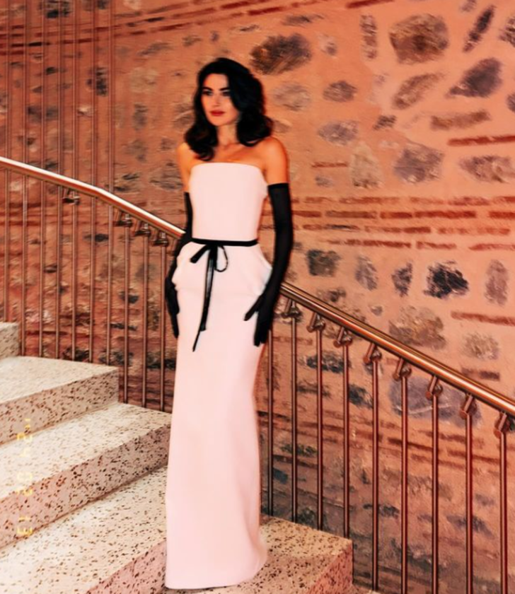 Şahane Hayatım'ın yıldızı Nesrin Cavadzade tarzıyla geceye damga vurdu! Bir bakan bir daha baktı! 'Hediye paketi gibi'  G1