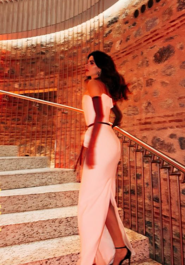 Şahane Hayatım'ın yıldızı Nesrin Cavadzade tarzıyla geceye damga vurdu! Bir bakan bir daha baktı! 'Hediye paketi gibi'  G3