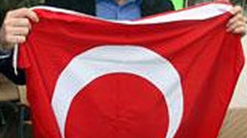 T&uuml;rk bayrağı hayatlarını kurtardı