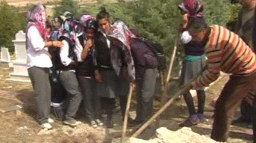 İntihar eden kızın cenazesi ortada kaldı