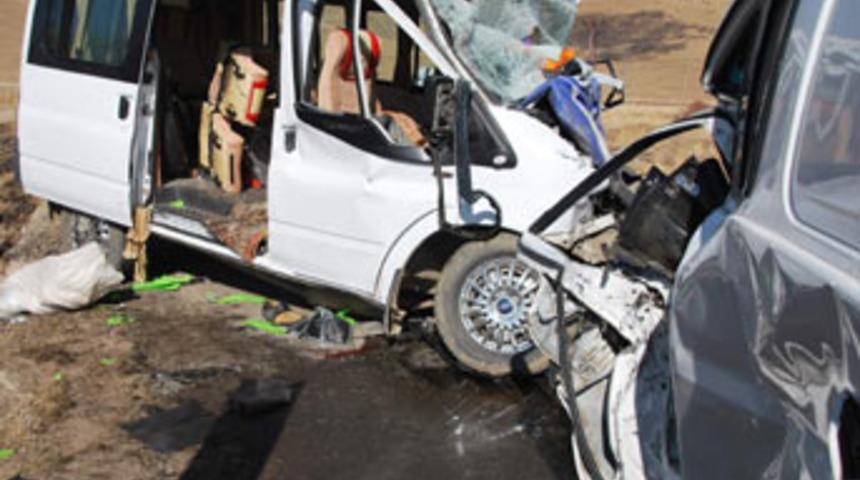 İki minib&uuml;s &ccedil;arpıştı: 5 &ouml;l&uuml;, 15 yaralı