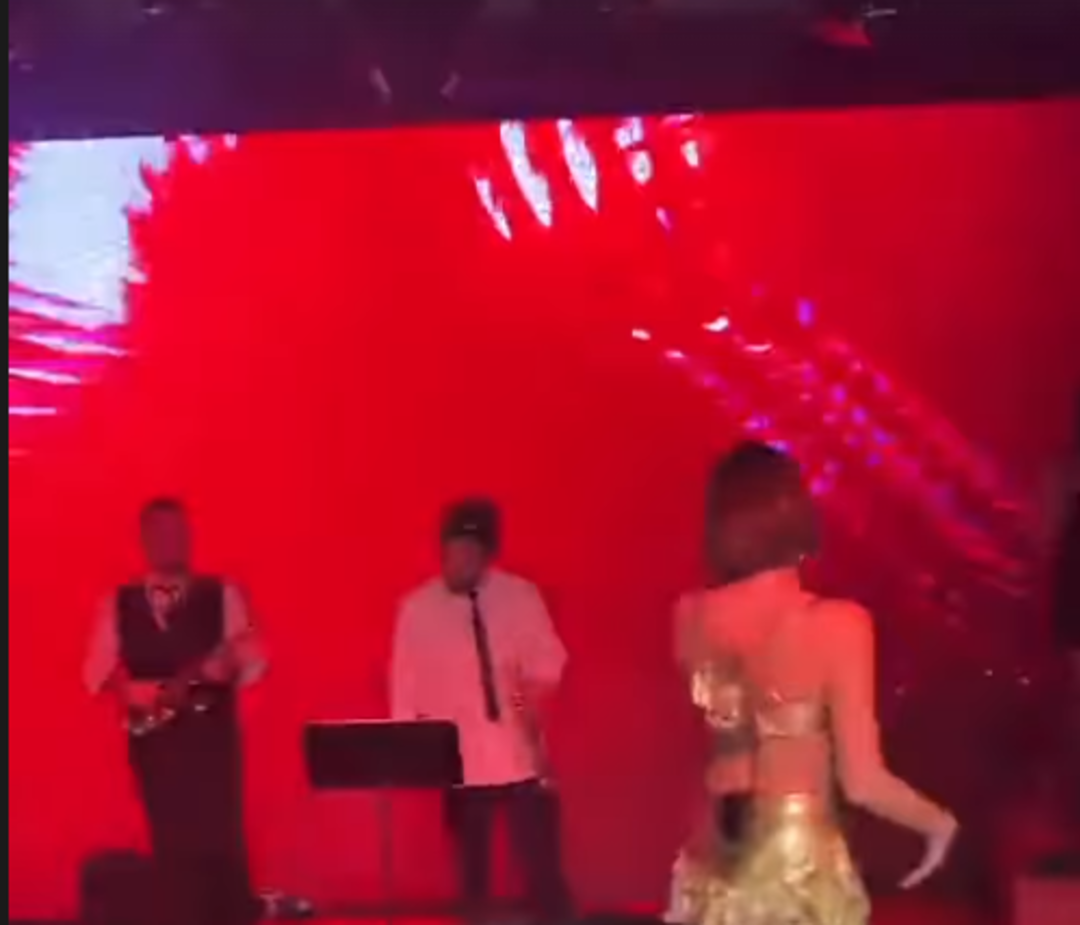 Zeynep Bastık'ın iddialı elbisesiyle dans ettiği anlar sosyal medyayı salladı 1080xauto