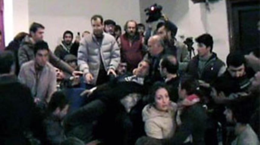 Taraf yazarına yumurta atan gen&ccedil;leri d&ouml;vd&uuml;ler