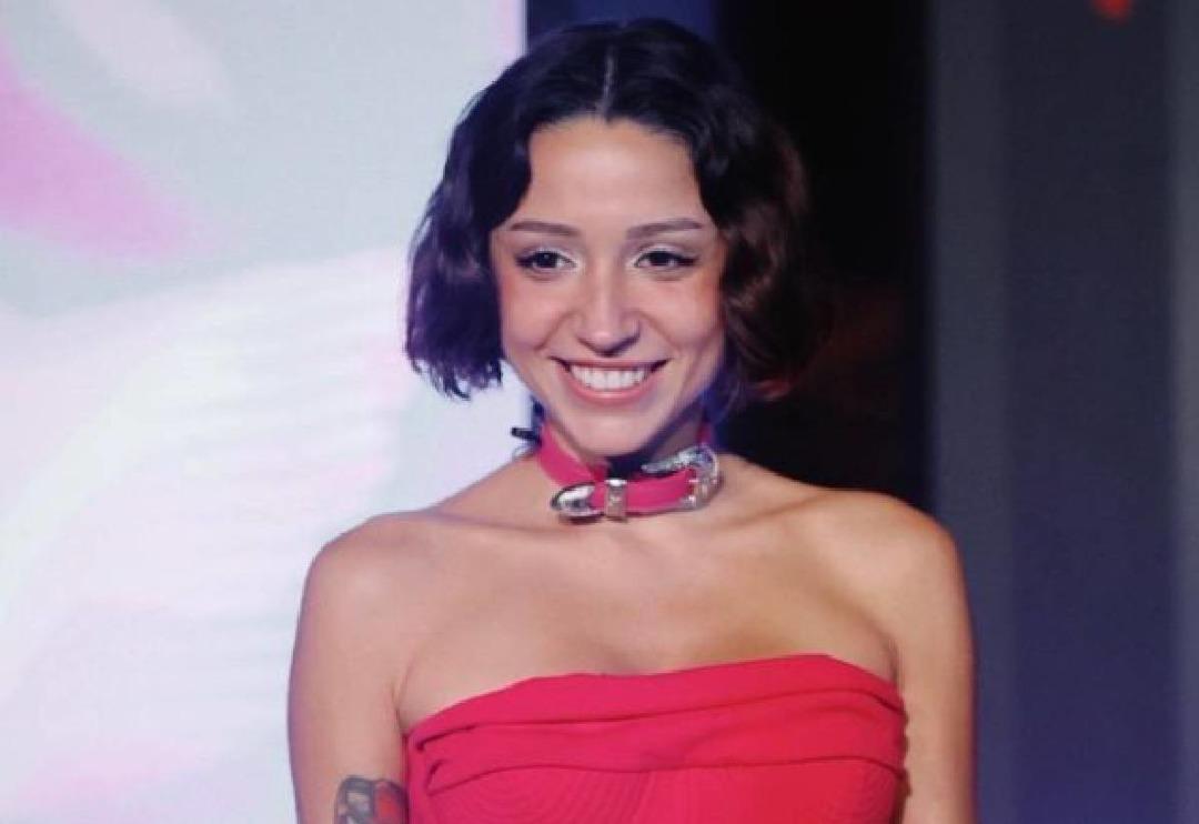 Zeynep Bastık'ın iddialı elbisesiyle dans ettiği anlar sosyal medyayı salladı