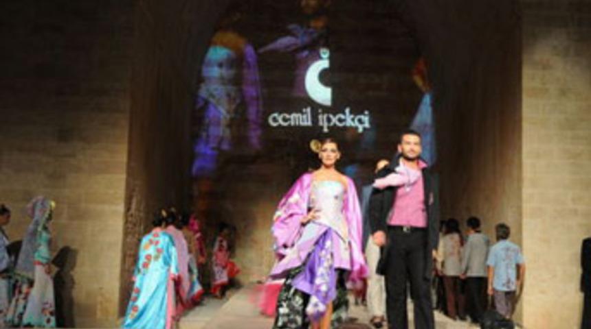 Beklenen defile olaysız ge&ccedil;ti