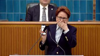 Son dakika | Akşener kürsüde gözyaşlarına boğuldu, hıçkıra hıçkıra ağladı! Toplantıya damga vuran görüntüler: Niçin hep garipler ölüyor?