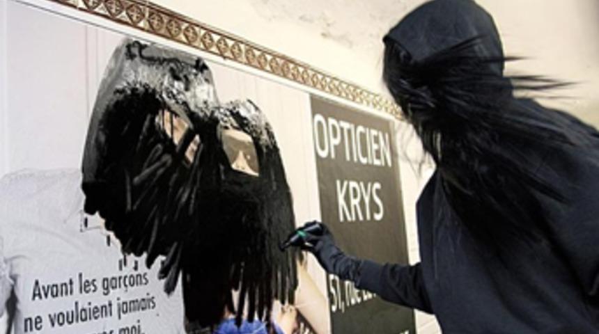 Prenses Hicab'ın Paris metrosunda pe&ccedil;e eylemi