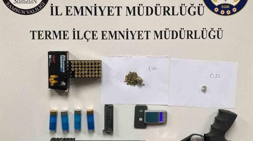 Samsun’da bir evde silah ve uyuşturucu ele geçirildi