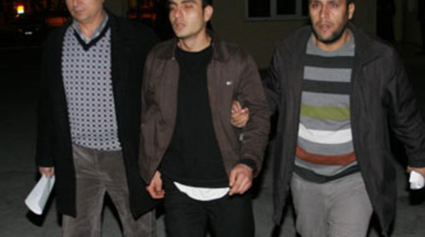 Annesini defalarca bı&ccedil;aklayarak &ouml;ld&uuml;rd&uuml;