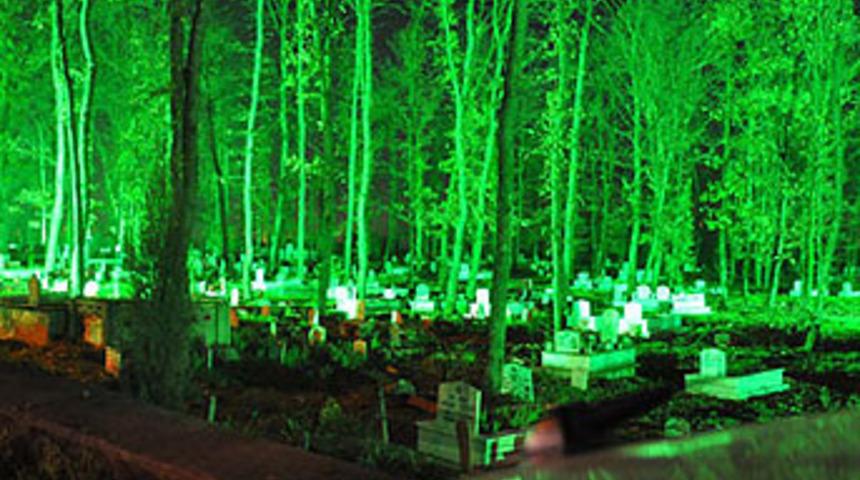 D&uuml;zce'de sıradışı mezarlık!