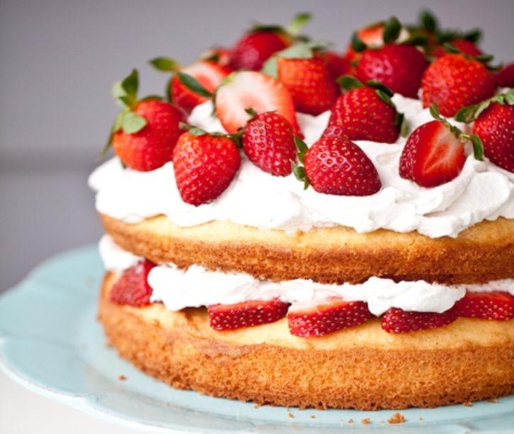 Kremalı ve &Ccedil;ilekli Pandispanya 