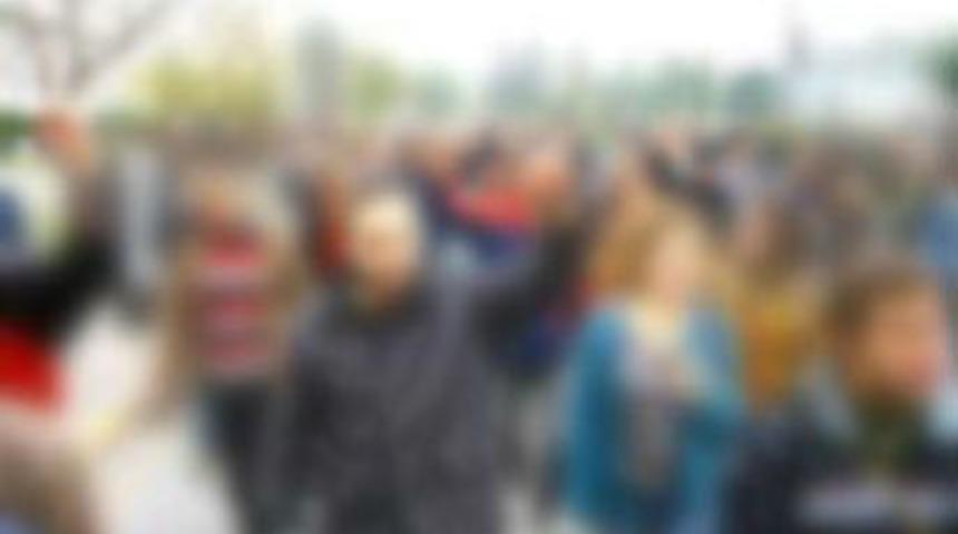 Fak&uuml;lte &ouml;n&uuml;nde &ouml;ğrenci bı&ccedil;aklandı