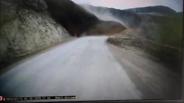 Erzincan'daki toprak kayması bu kez araç kamerasında: Felaketten son anda böyle kaçmışlar 640xauto