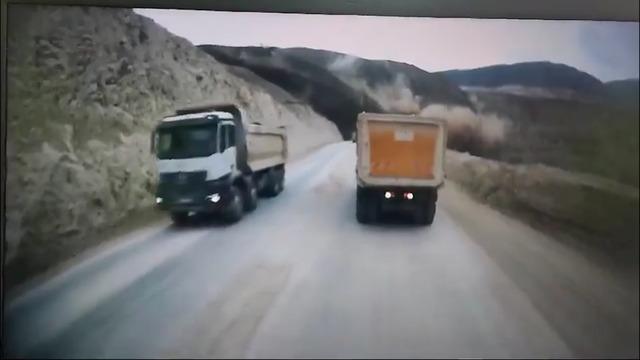 Erzincan'daki toprak kayması bu kez araç kamerasında: Felaketten son anda böyle kaçmışlar 640xauto