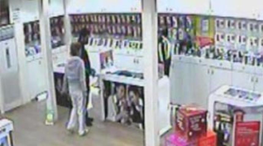 40 saniyede 9 telefon &ccedil;aldılar!