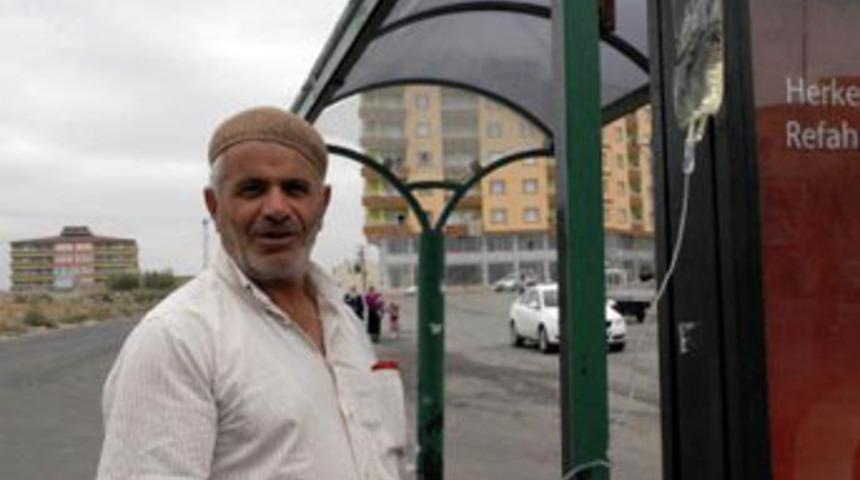 Kolunda serumla otob&uuml;s bekledi