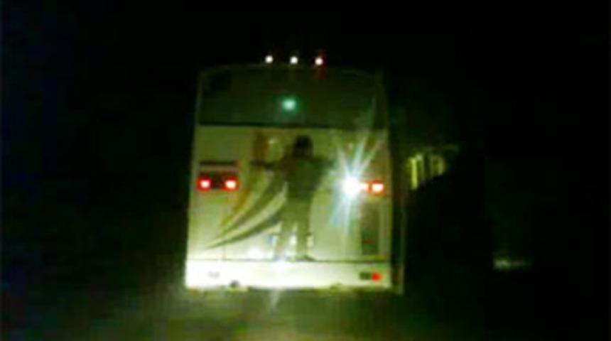 Otobüse asılarak 2 KM yolculuk etti