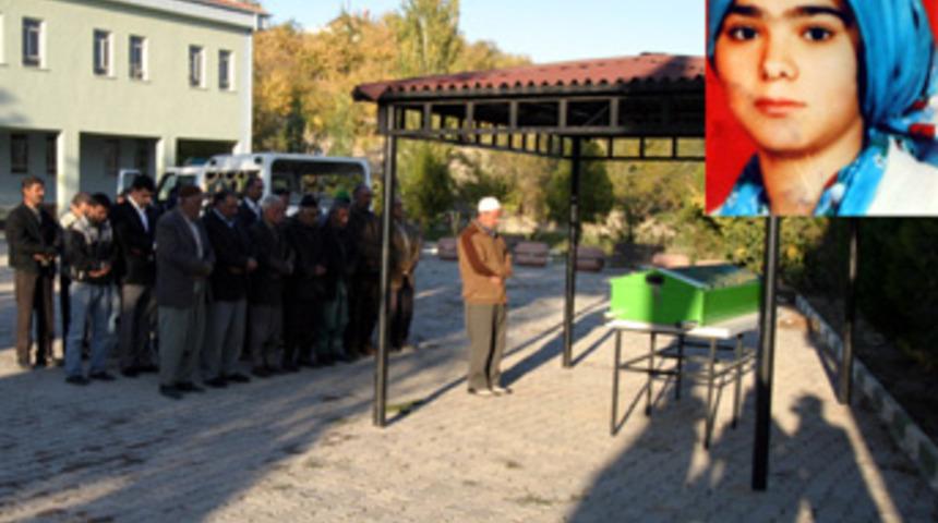 Karısını &ouml;ld&uuml;r&uuml;p &ccedil;uvalla g&ouml;md&uuml;