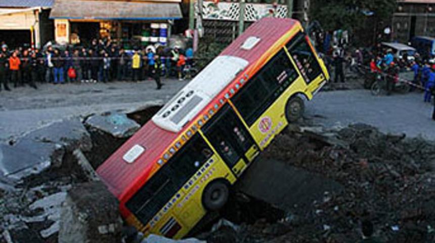 Yer yarıldı da, otobüs içine girdi