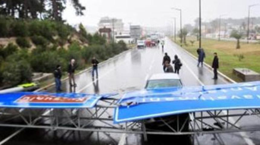 Antalya'da fırtına tabelaları u&ccedil;urdu