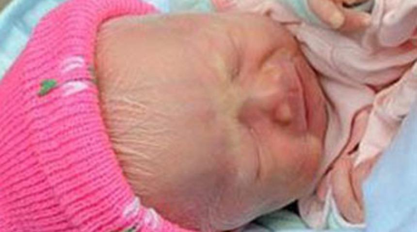 Hem kız hem sarışın olduğu için terkedildi