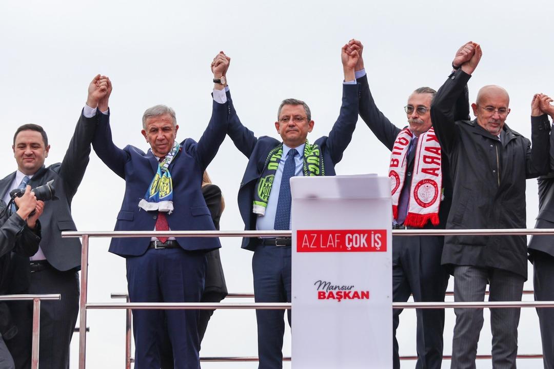 CHP lideri &Ouml;zg&uuml;r &Ouml;zel, Mansur Yavaş ve Erdal Beşik&ccedil;ioğlu ile birlikte halka seslendi: "Size bir m&uuml;jdem var'