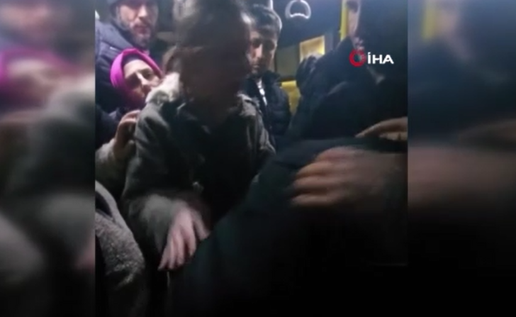 Esenyurt'ta otobüste iğrenç olay! Vatandaşlar darp etti: 'Pantolonun niye ıslak?' G3