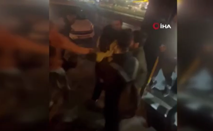 Esenyurt'ta otobüste iğrenç olay! Vatandaşlar darp etti: 'Pantolonun niye ıslak?' G4