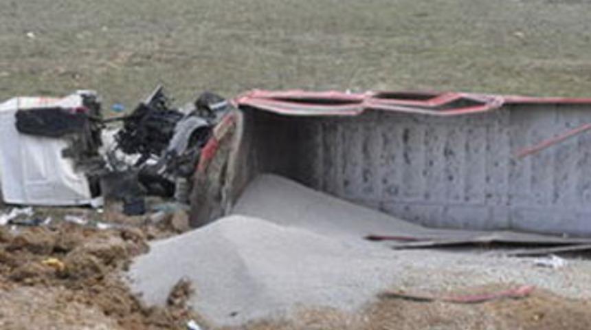 TIR u&ccedil;uruma yuvarlandı!