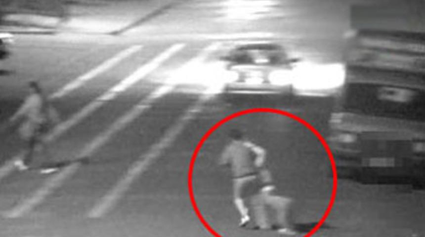 Gen&ccedil; kızı sa&ccedil;larından tutarak yolda s&uuml;r&uuml;kledi