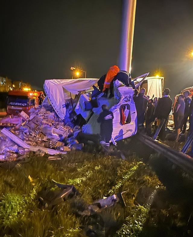 Adana'da bariyerlere çarpan tırın sürücüsü yaralandı