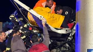 Adana'da bariyerlere çarpan tırın sürücüsü yaralandı