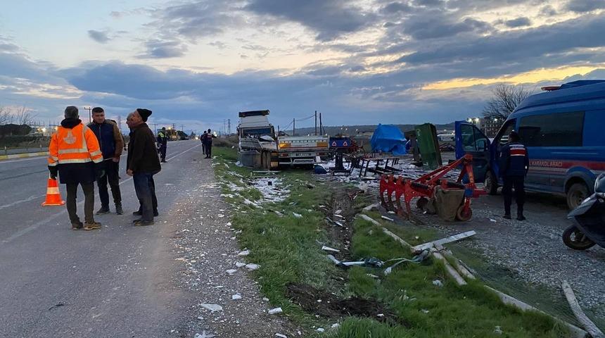 Balıkesir'de mermer yüklü tır ile servis aracının çarpıştığı kazada 9 kişi yaralandı