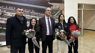 Avrupa Halter Şampiyonası'ndan dönen milli halterciler, Konya'da çiçeklerle karşılandı