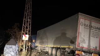 Artvin-Ardahan kara yolunda heyelan nedeniyle ulaşım tek şeritten sağlanıyor